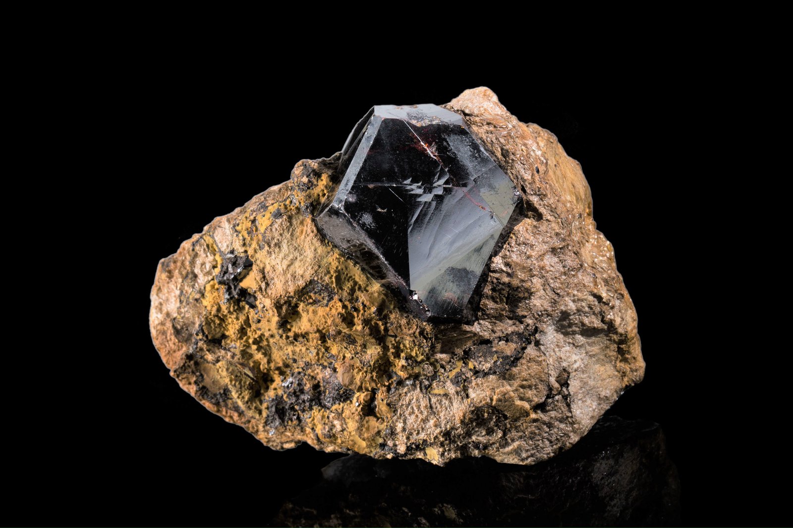 Rutilo
9.5 x 5 x 6.5 cm / Cristal principal: 4.3 cm
(Autor: Museo MIM)