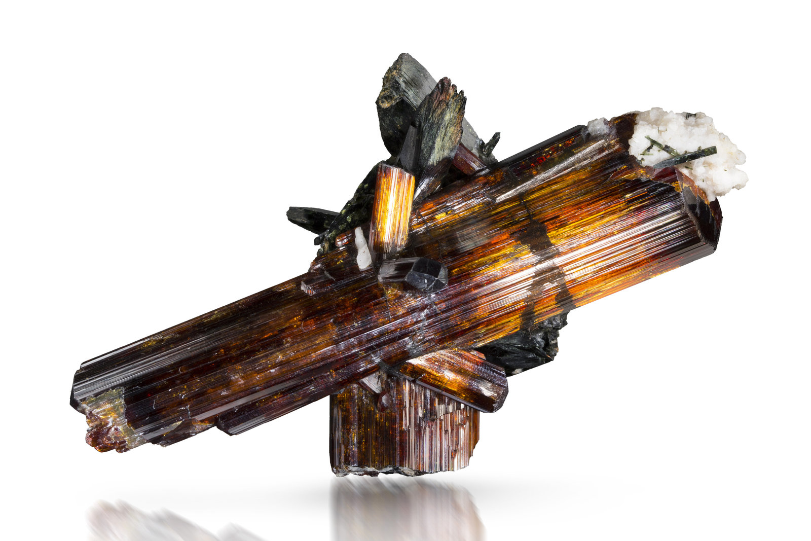 Rutilo y Aegirina
7 x 4.5 x 12.5 cm / cristal principal: 11.6 cm
(Autor: Museo MIM)