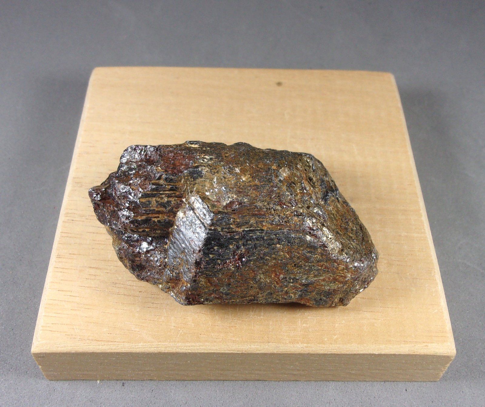 Rutilo
6,1 x 4 x 2,5 cm.  Peso 104,7 g.
(Autor: J. G. Alcolea)