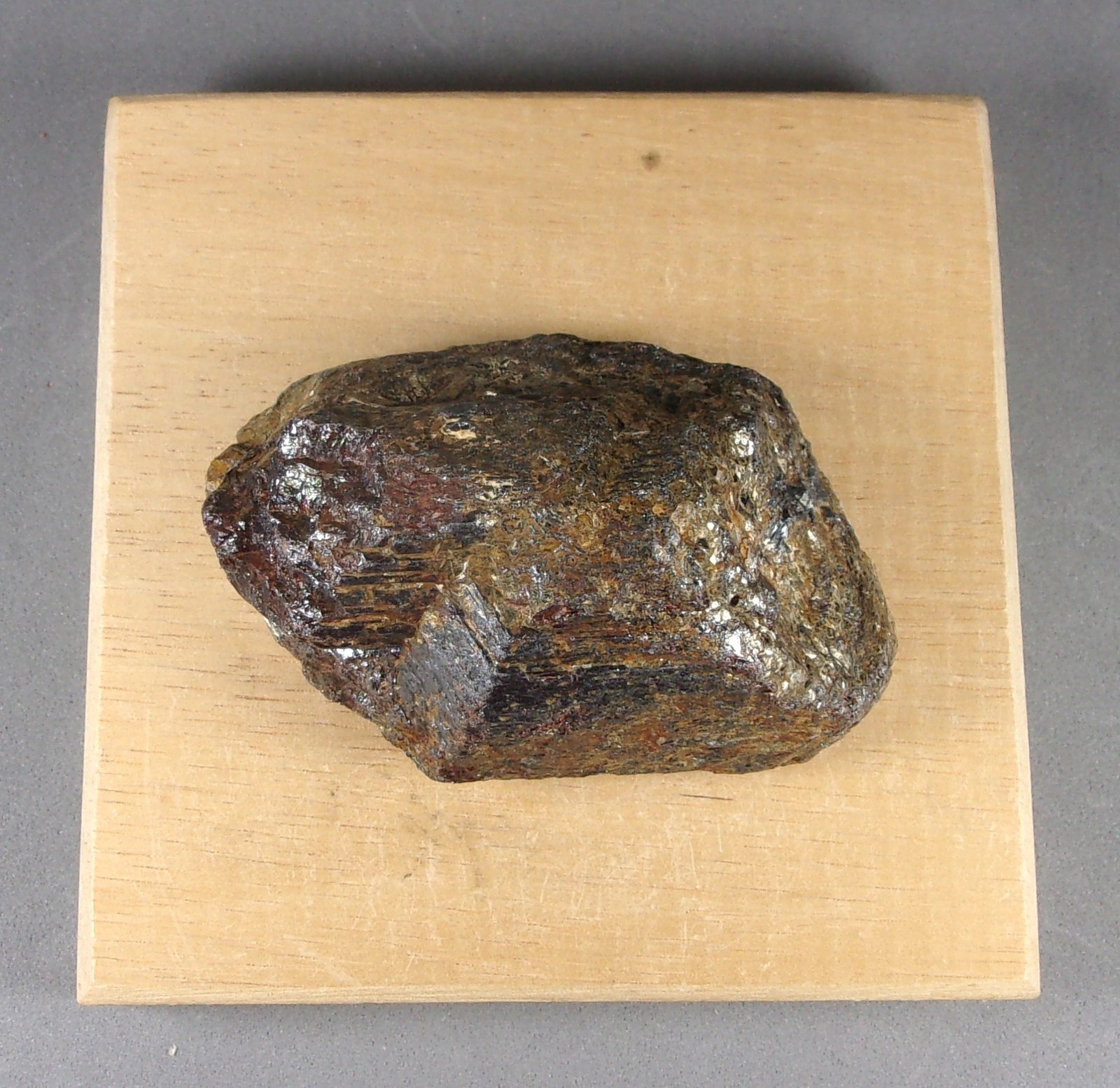 Rutilo
6,1 x 4 x 2,5 cm.  Peso 104,7 g.
(Autor: J. G. Alcolea)