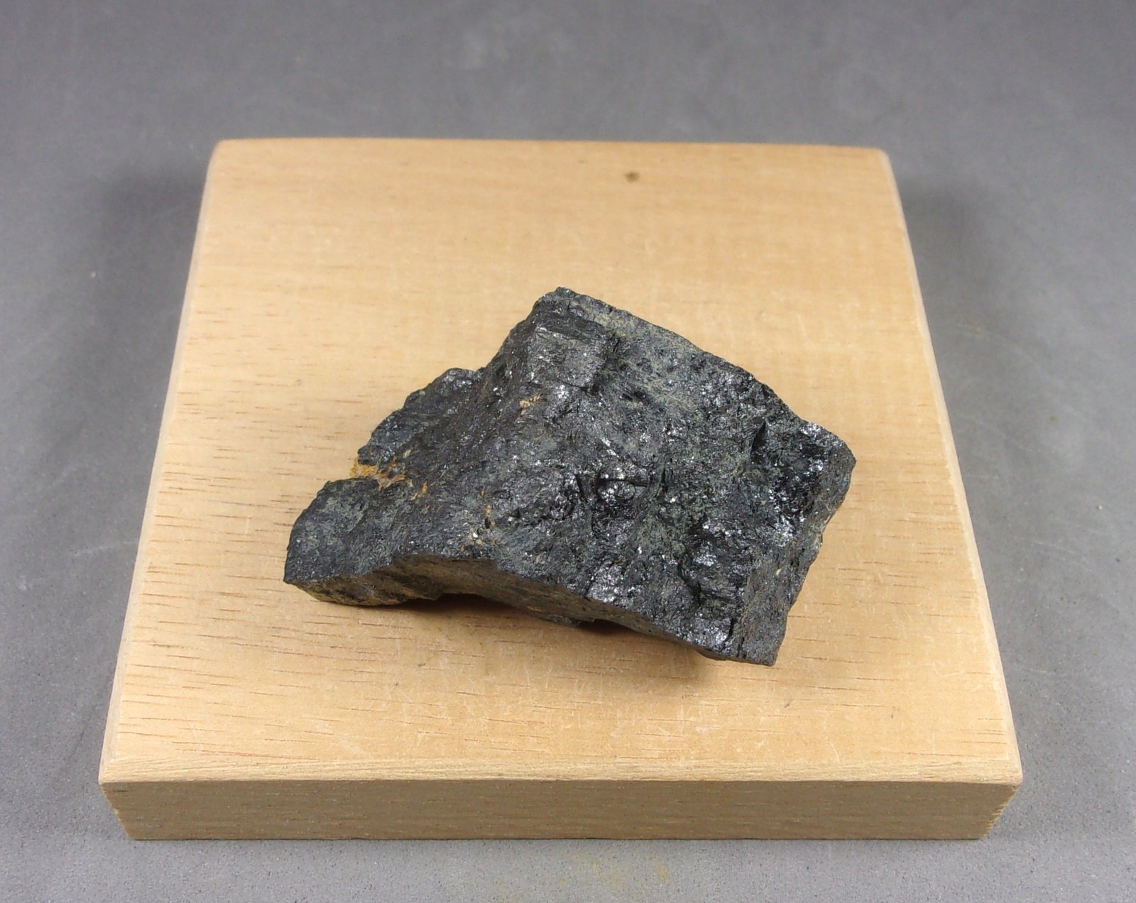 Rutilo (variedad rutilo niobífero)
5 × 3,1 × 2,9 cm.  80,3 g.
(Autor: J. G. Alcolea)