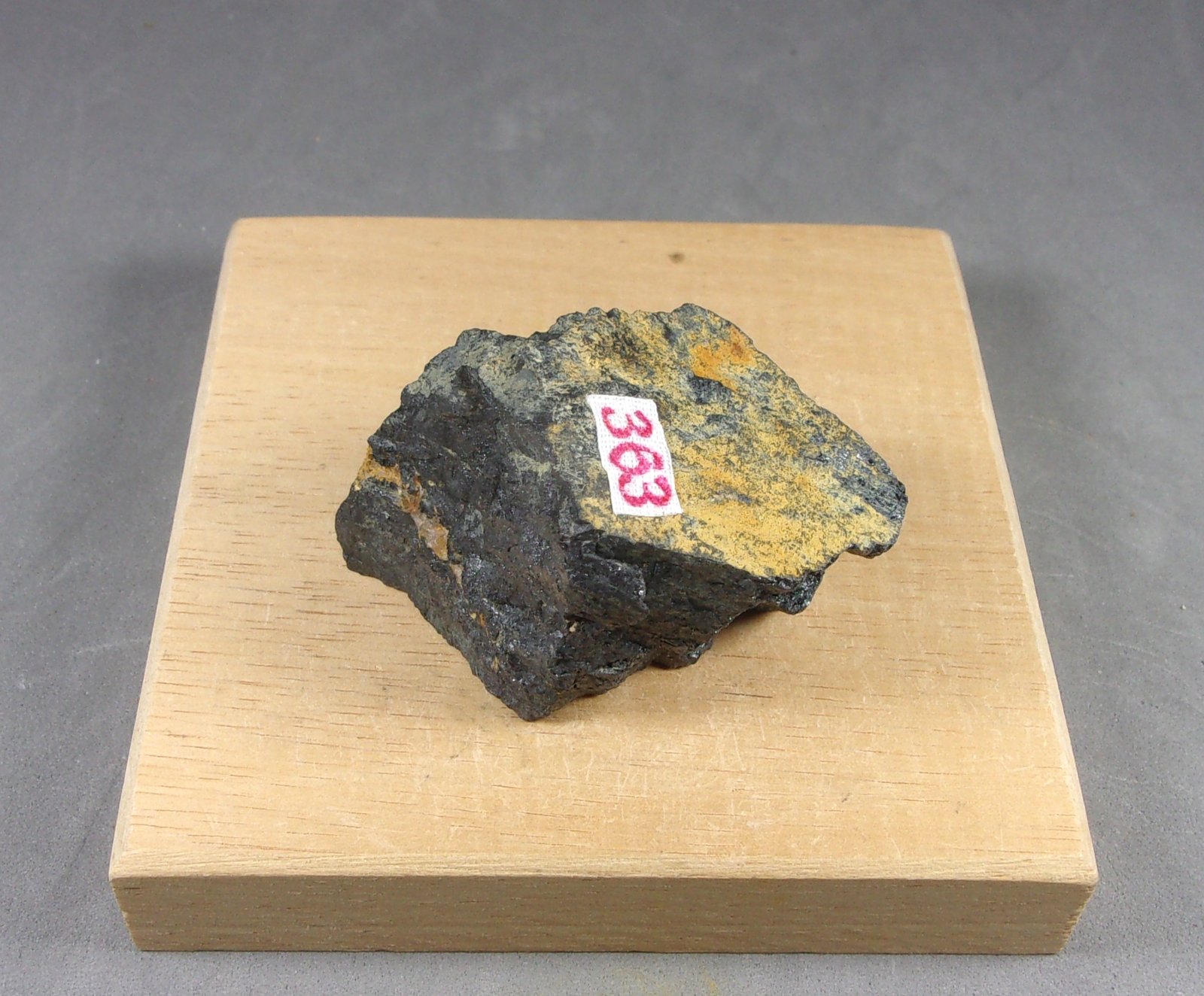 Rutilo (variedad rutilo niobífero)
5 × 3,1 × 2,9 cm.  80,3 g.
(Autor: J. G. Alcolea)