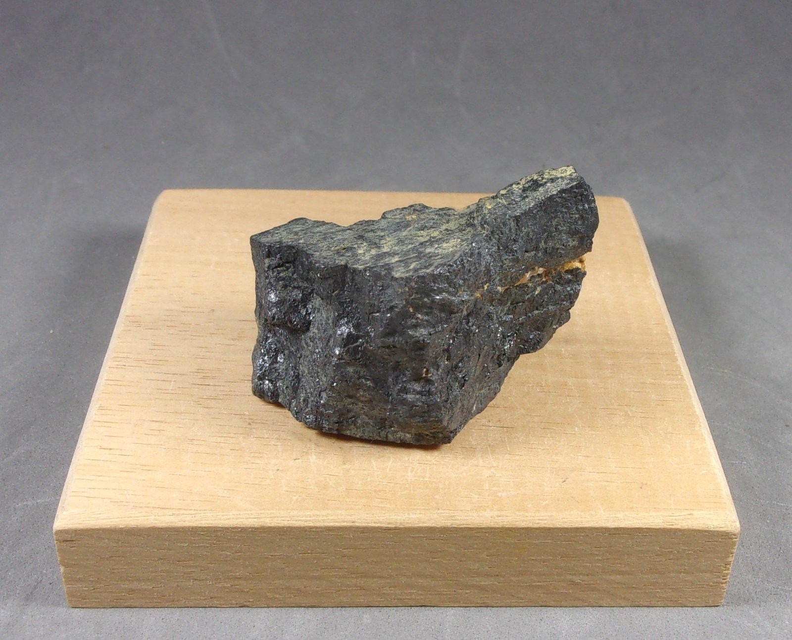 Rutilo (variedad rutilo niobífero)
5 × 3,1 × 2,9 cm.  80,3 g.
(Autor: J. G. Alcolea)