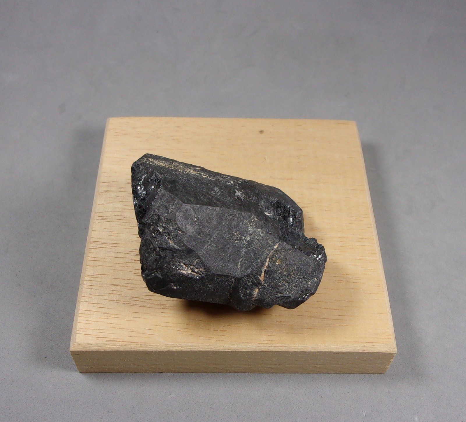 Rutilo (variedad strüverita)
5,3 × 4,4 × 3 cm.
(Autor: J. G. Alcolea)