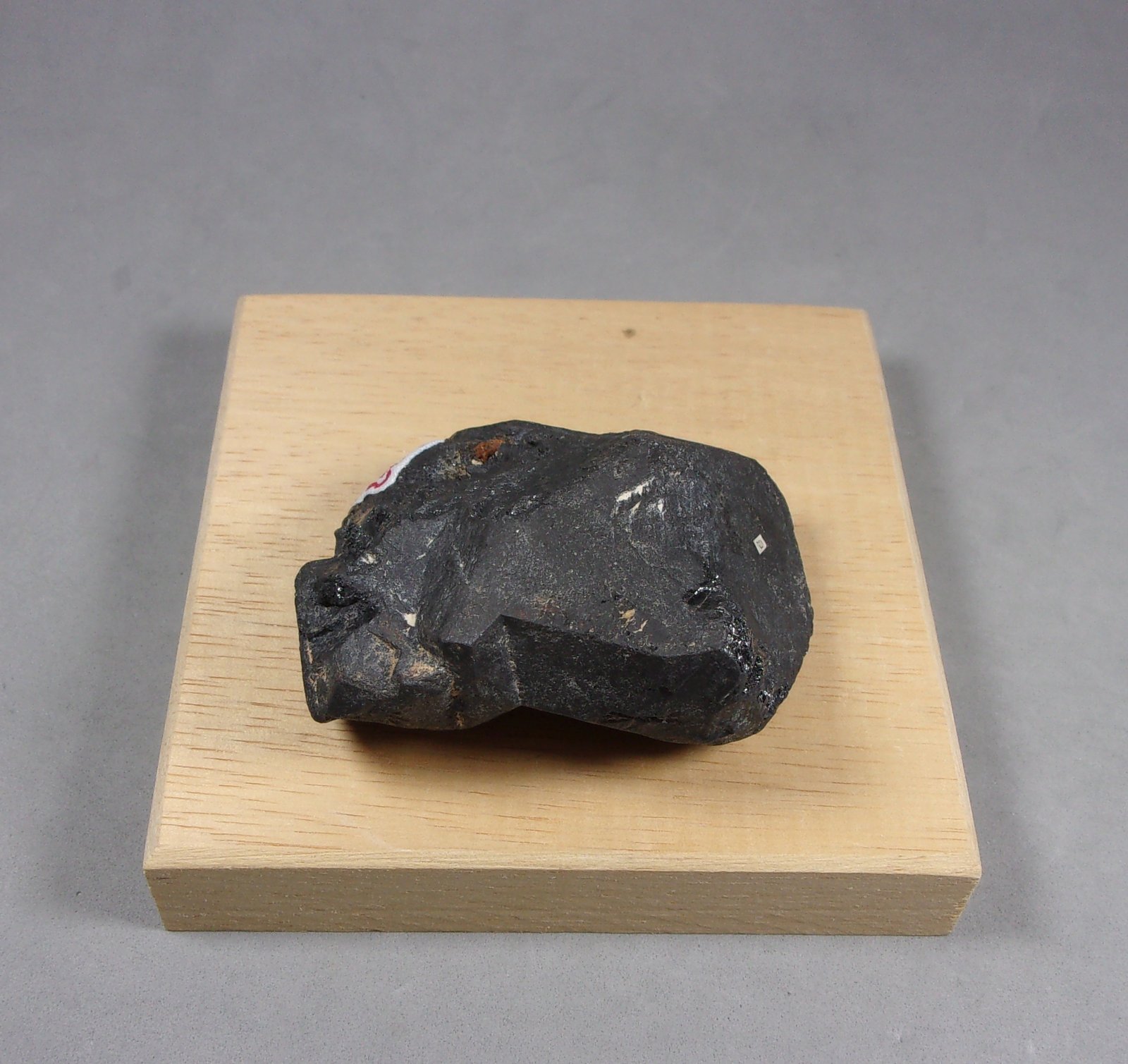 Rutilo (variedad strüverita)
5,3 × 4,4 × 3 cm.
(Autor: J. G. Alcolea)