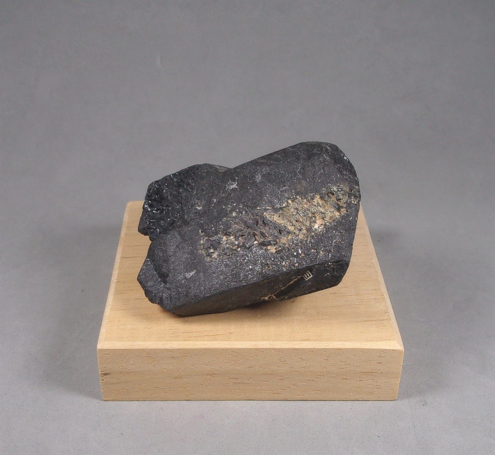 Rutilo (variedad strüverita)
5,3 × 4,4 × 3 cm.
(Autor: J. G. Alcolea)