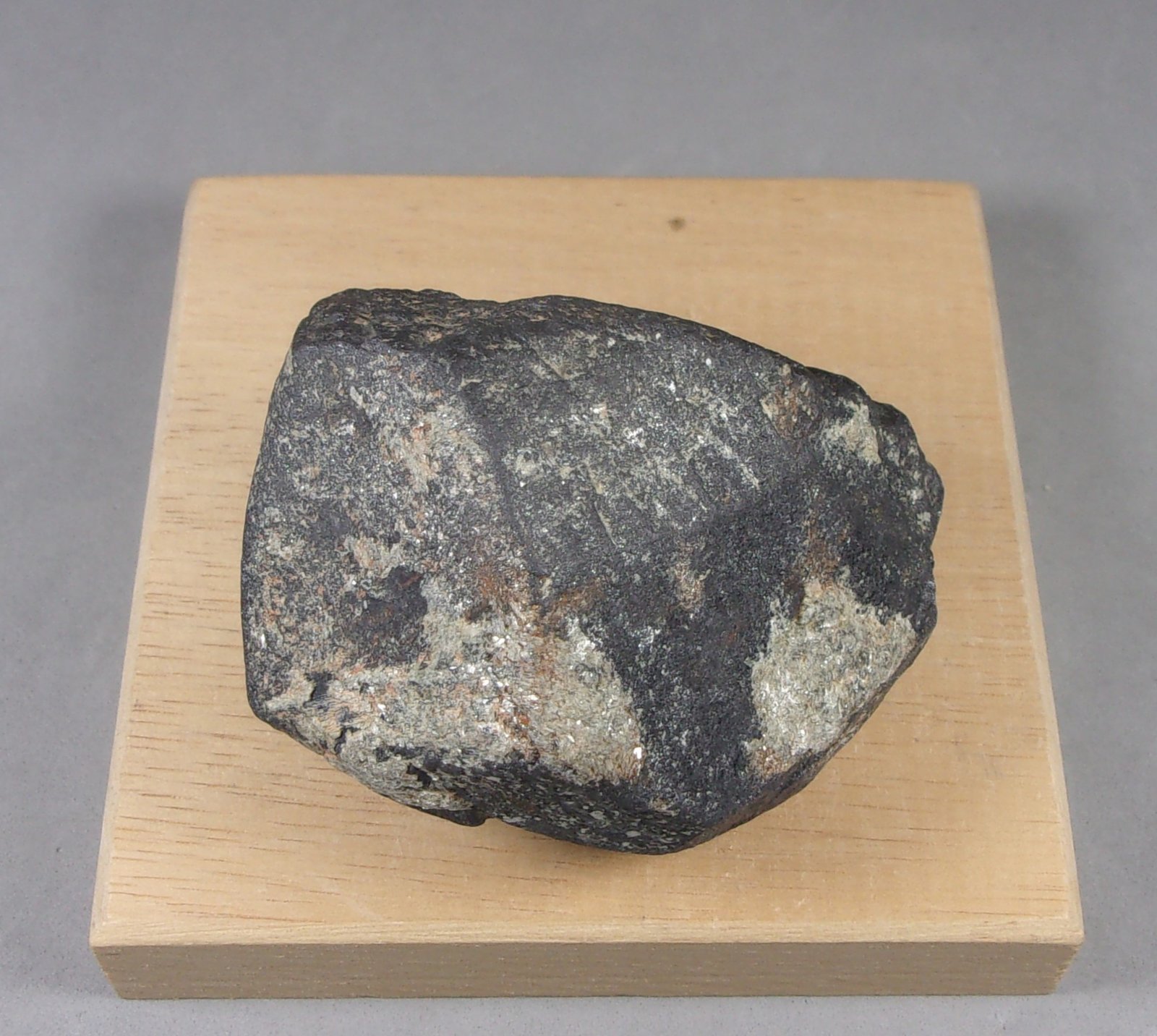 Rutilo (variedad strüverita)
6,3 x 4,4 x 4,3 cm. 264,3 g.
(Autor: J. G. Alcolea)