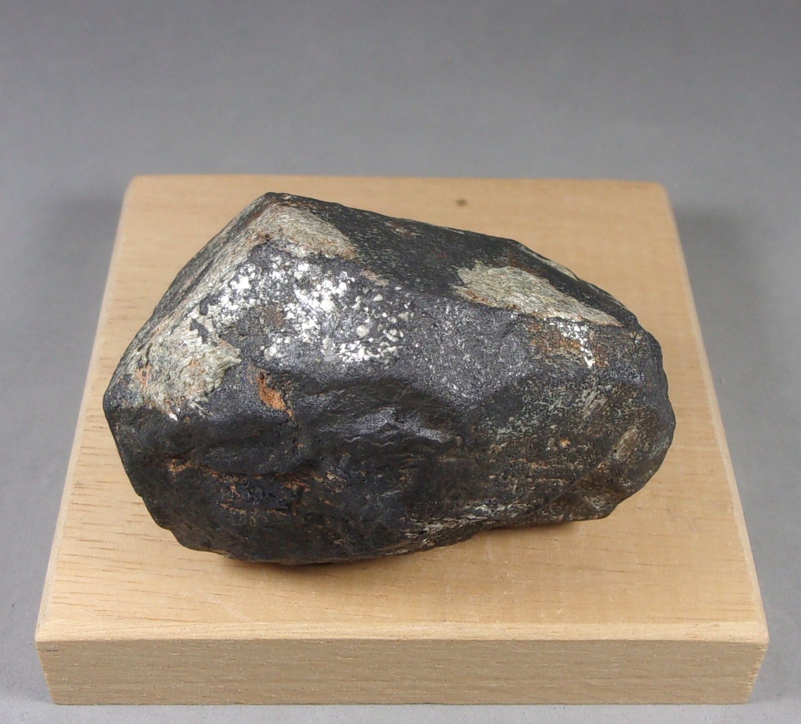 Rutilo (variedad strüverita)
6,3 x 4,4 x 4,3 cm. 264,3 g.
(Autor: J. G. Alcolea)