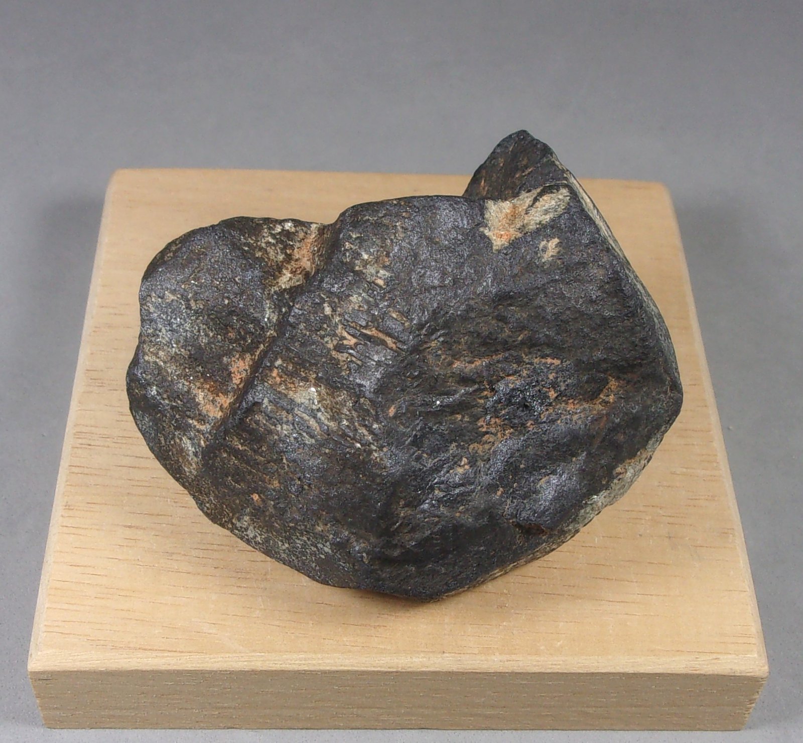 Rutilo (variedad strüverita)
6,3 x 4,4 x 4,3 cm. 264,3 g.
(Autor: J. G. Alcolea)