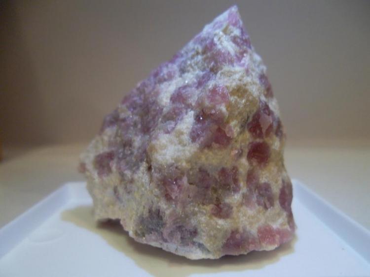 Corindón en Dolomita
0,3 cm. los cristales
(Autor: javier ruiz martin)