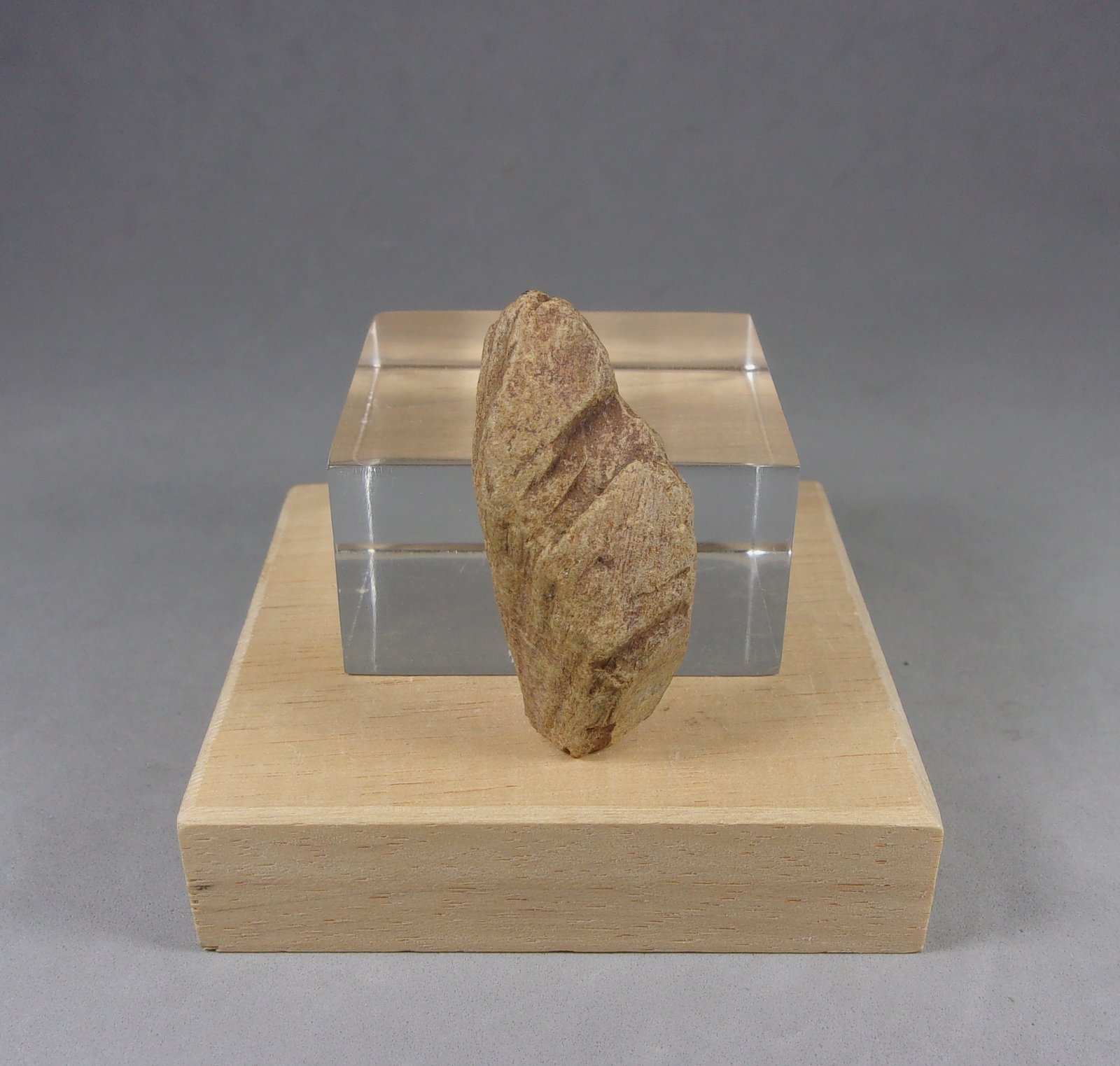 Samarskita-(Y)
(A) 4 x 1,6 x 1,5 cm.  18,93 g.
(Autor: J. G. Alcolea)