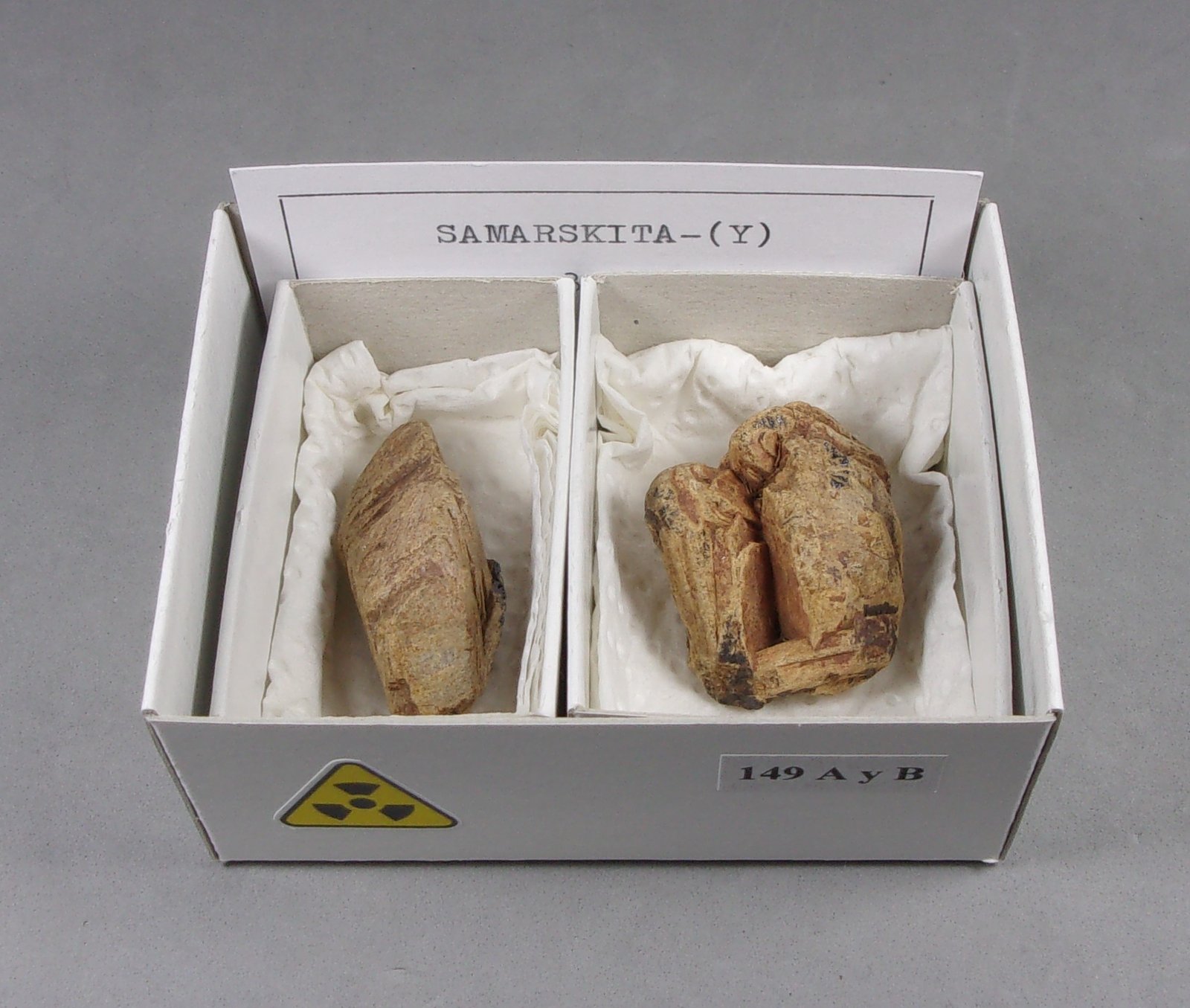 Samarskita-(Y)
(A) 4 x 1,6 x 1,5 cm.  18,93 g.    (B) 3,4 x 2,5 x 1,7 cm.  25,59 g.
(Autor: J. G. Alcolea)