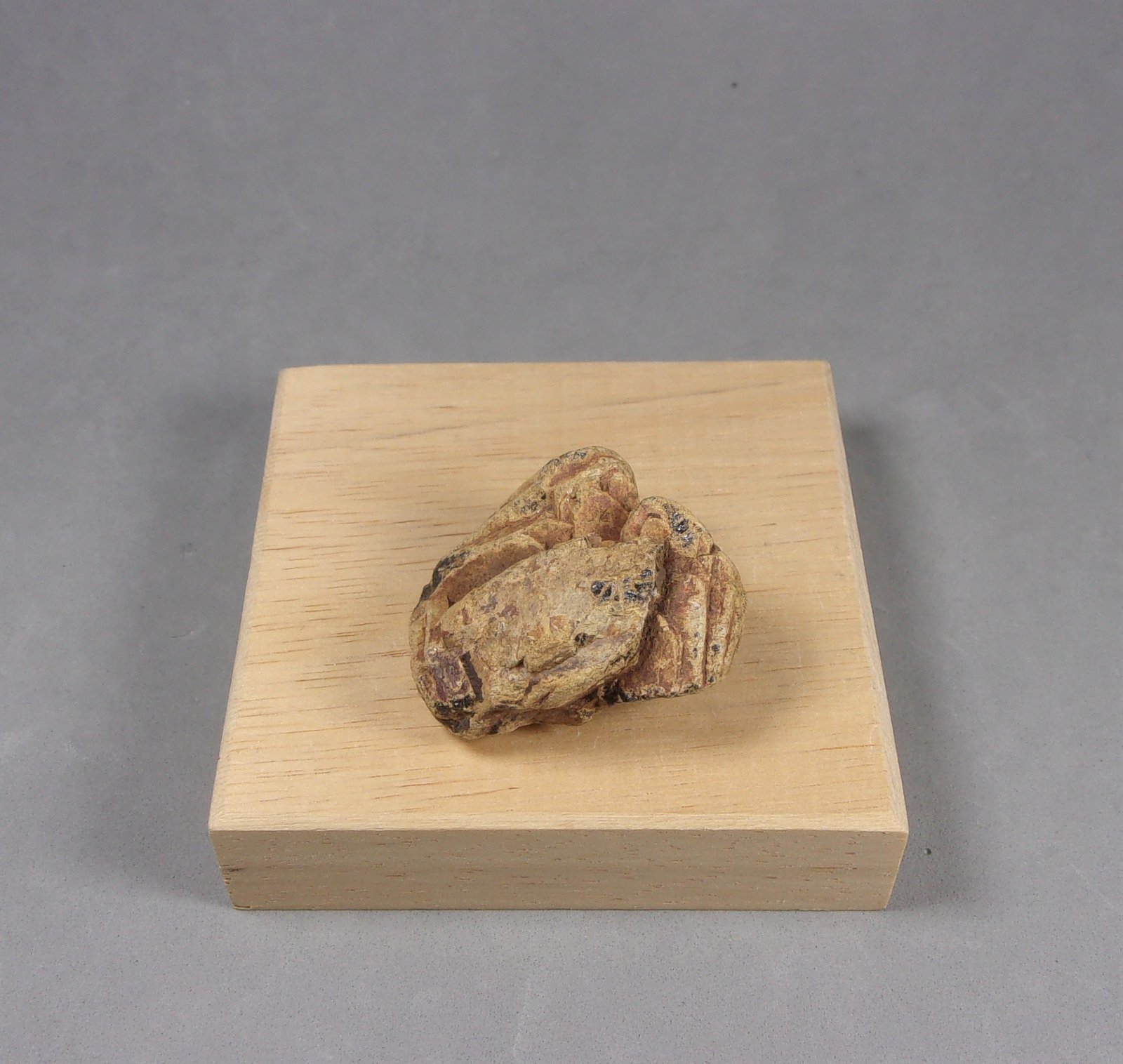 Samarskita-(Y)
(B) 3,4 x 2,5 x 1,7 cm.  25,59 g.
(Autor: J. G. Alcolea)