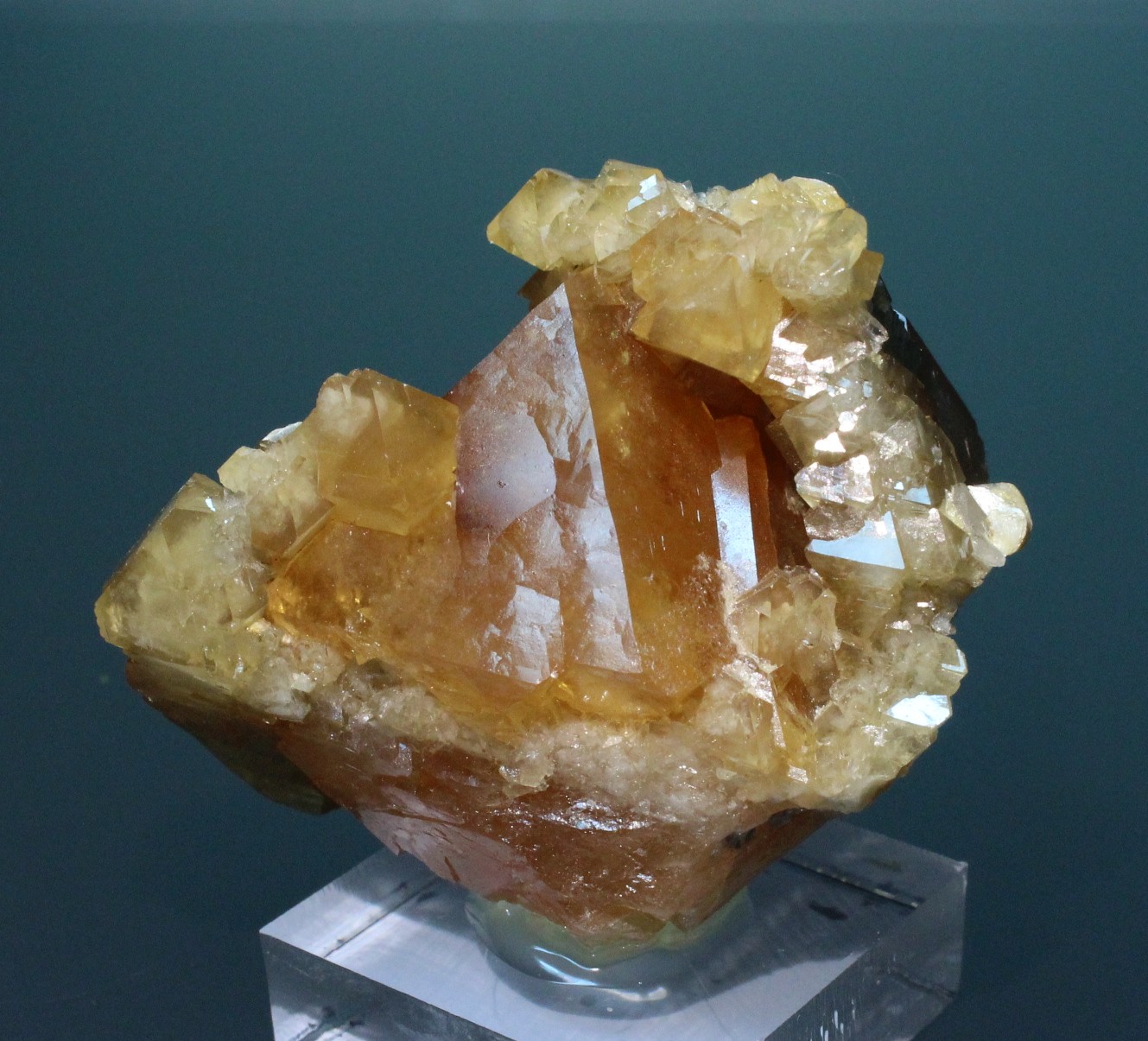Scheelita
5 x 4 x 4 cm.
(Autor: Carles Rubio)