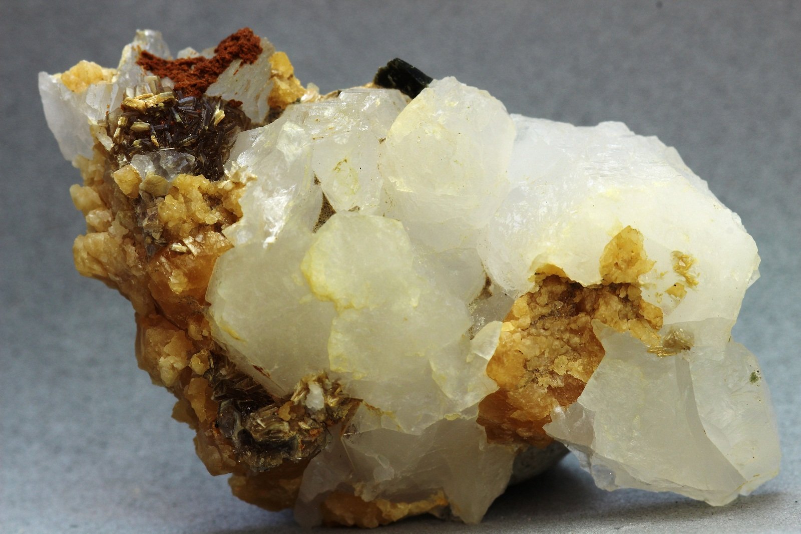 Scheelita, Moscovita y Cuarzo
45x23 mm
(Autor: Juan Espino)