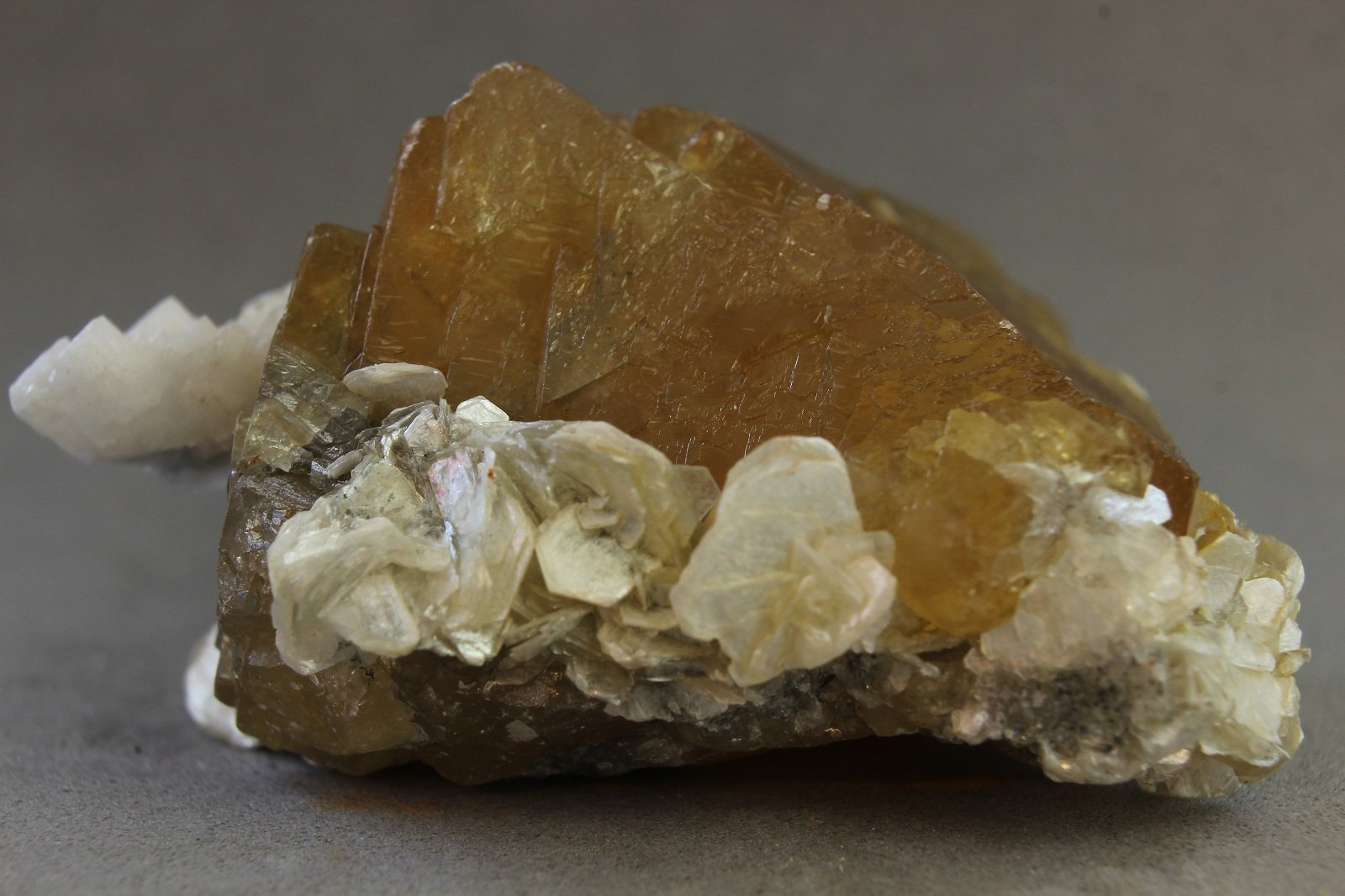 Scheelita
43x30x23 mm.
(Autor: Juan Espino)