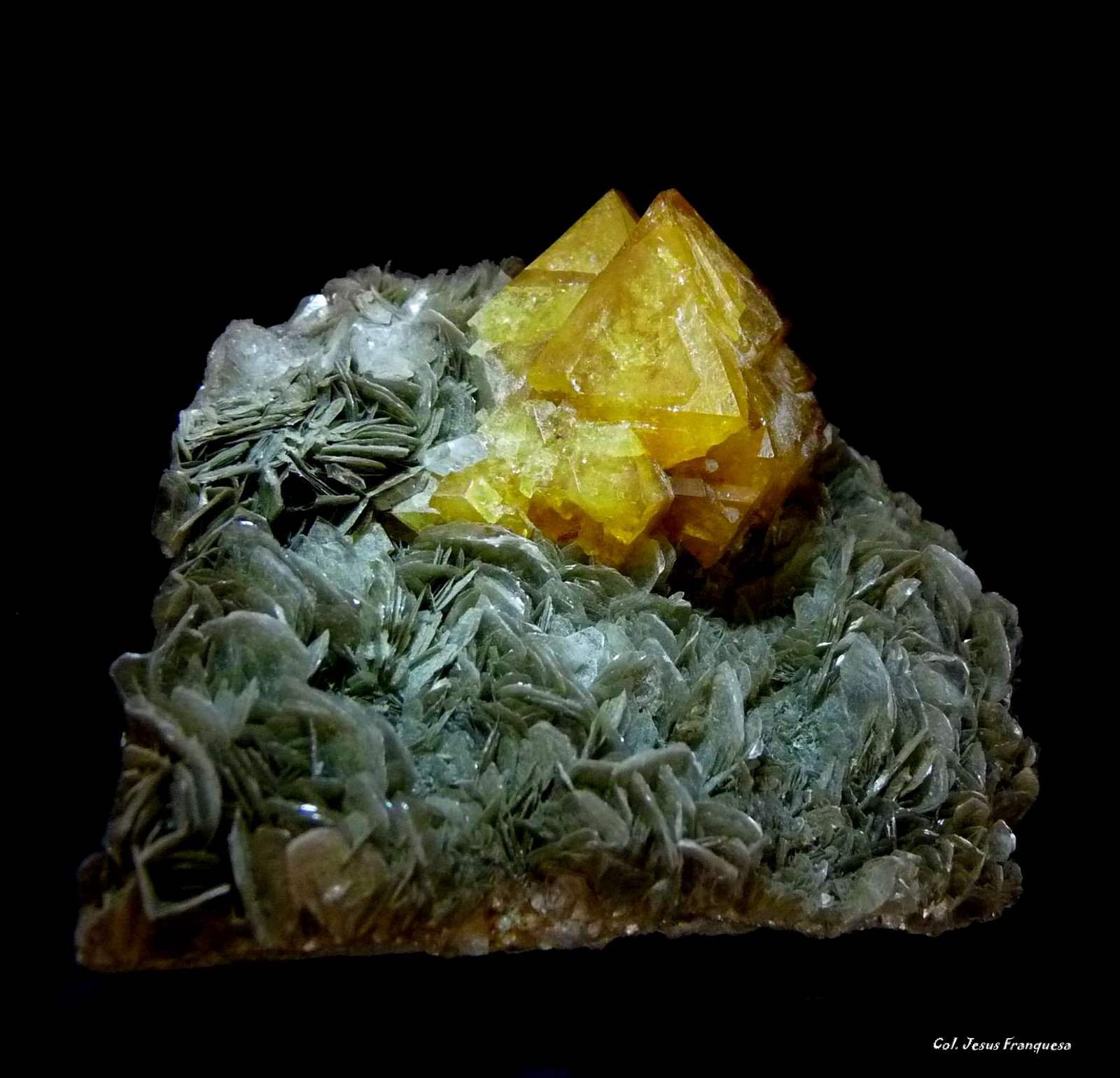 Scheelita y Moscovita.
80x60 mm.
(Autor: Jesus Franquesa Baucells)