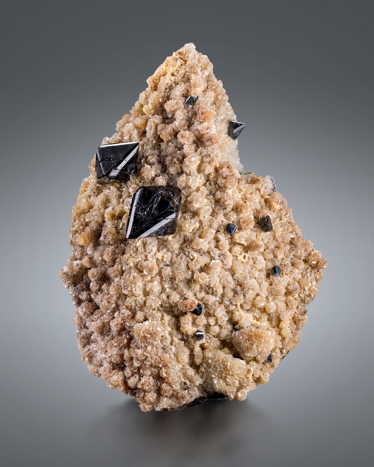 Scheelita
13.5 x 9.5 x 4.5 cm / cristal principal: 2.7 cm
(Autor: Museo MIM)