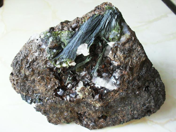 Ferropargasita, Hematites, Granate, Cuarzo, Epidota, Magnetita, Titanita
13x11 cm.
(Autor: Laureano)