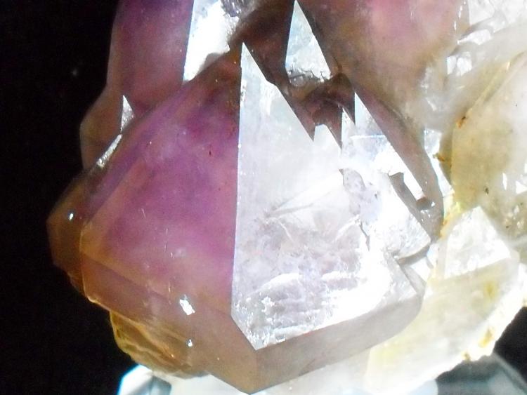 Cuarzo (variedad amatista)
7x6 cm; detalle de cristal de 3 cm.
(Autor: Laureano)