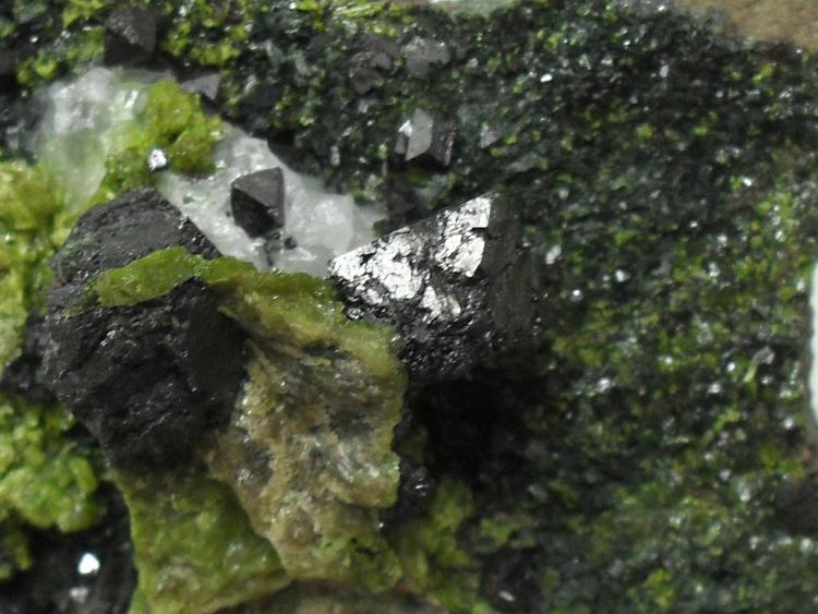 Magnetita y epidota
Cristal de magnetita de 9 mm.
(Autor: Laureano)