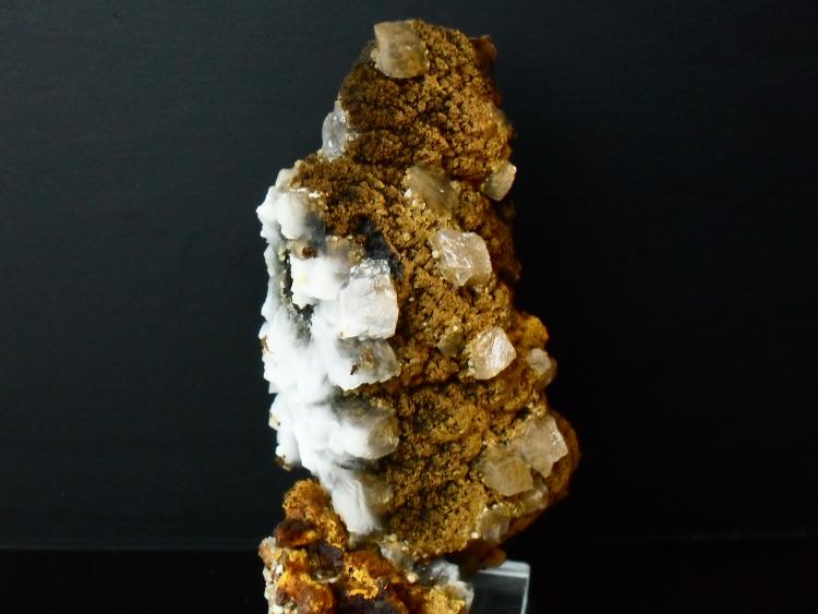 Goethita Limonitizada con cristales de Calcita.
10x6,5 cm.
(Autor: Laureano)