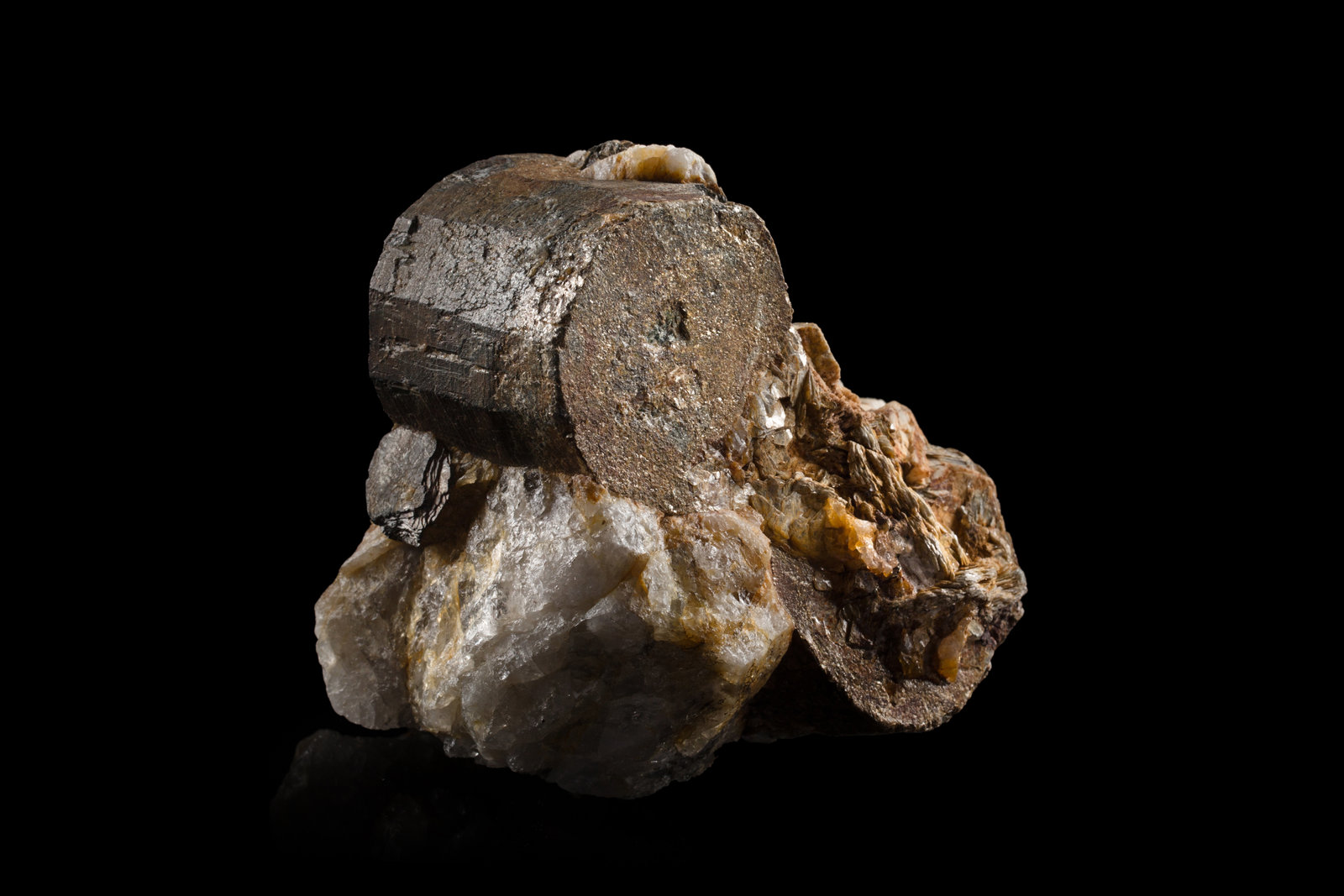 Sekaninaíta con Cuarzo y Albita (variedad cleavelandita)
14 x 11 x 14 cm / Cristal principal: 8.4 cm
(Autor: Museo MIM)