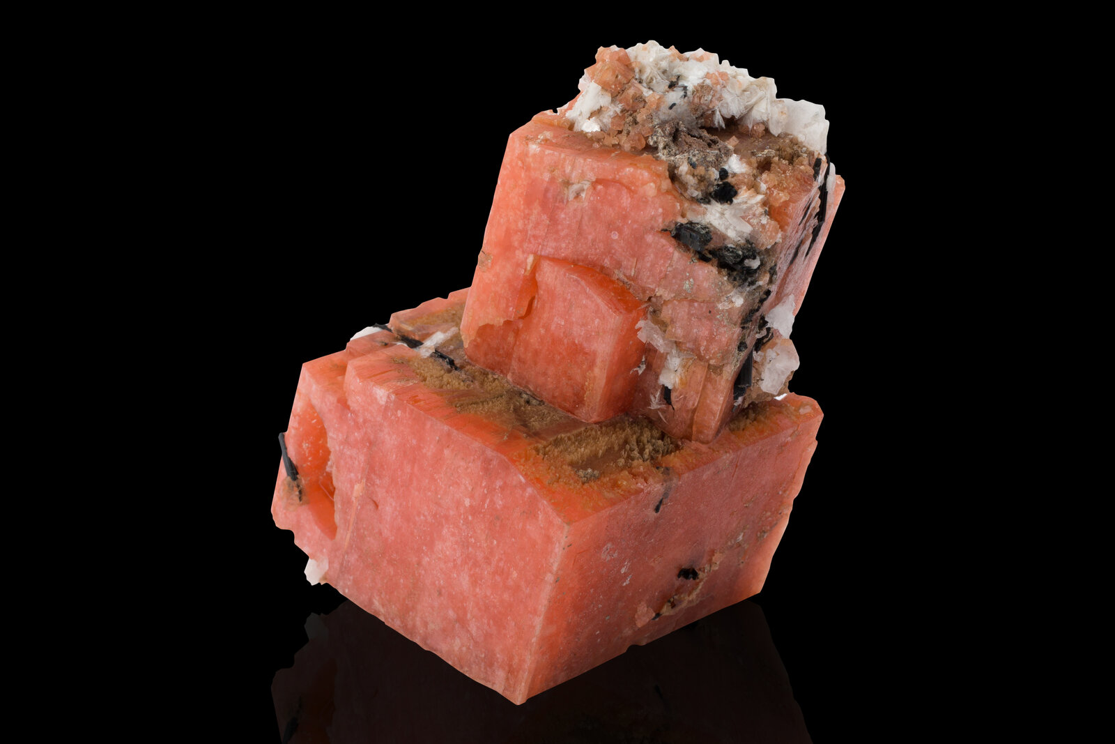 Serandita con Aegirina
Poudrette Quarry, Mont Saint-Hilaire, La Vallée-du-Richelieu RCM, Montérégie, Québec, Canada
9 x 6 x 5 cm / Cristal principal: 7.4 cm
(Autor: Museo mim)