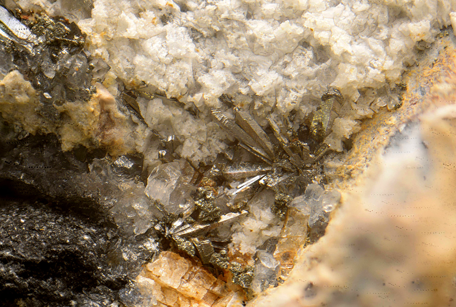Bismutinita
Campo de visión de 3 mm.
(Autor: Antonio Carmona)