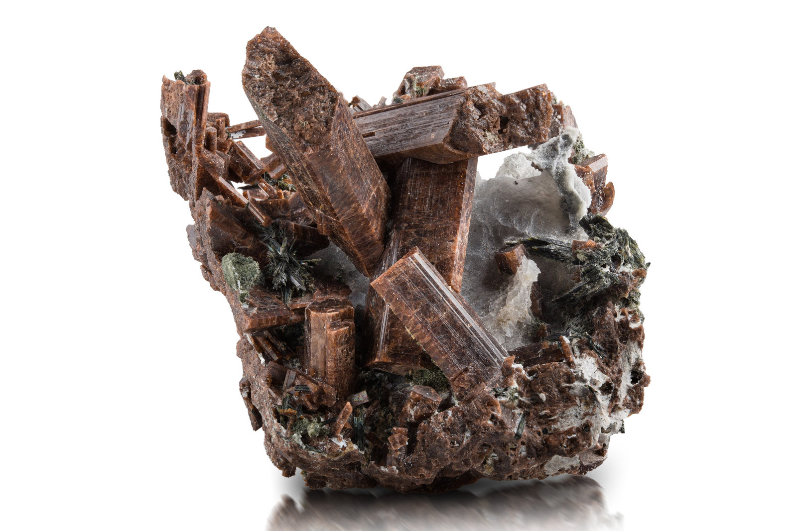 Shcherbakovita en Aegirina, Natrolita y Sodalita
6.5 x 7.5 x 5.5 cm / Cristal principal: 3.7 cm.
(Autor: Museo MIM)