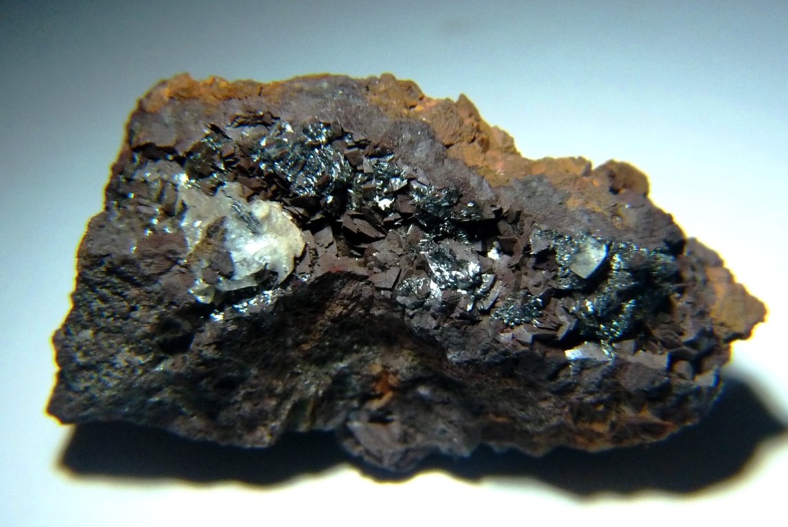 Siderita, Calcita, Pirolusita y Goethita
55x40 mm.
(Autor: Jesus Franquesa Baucells)