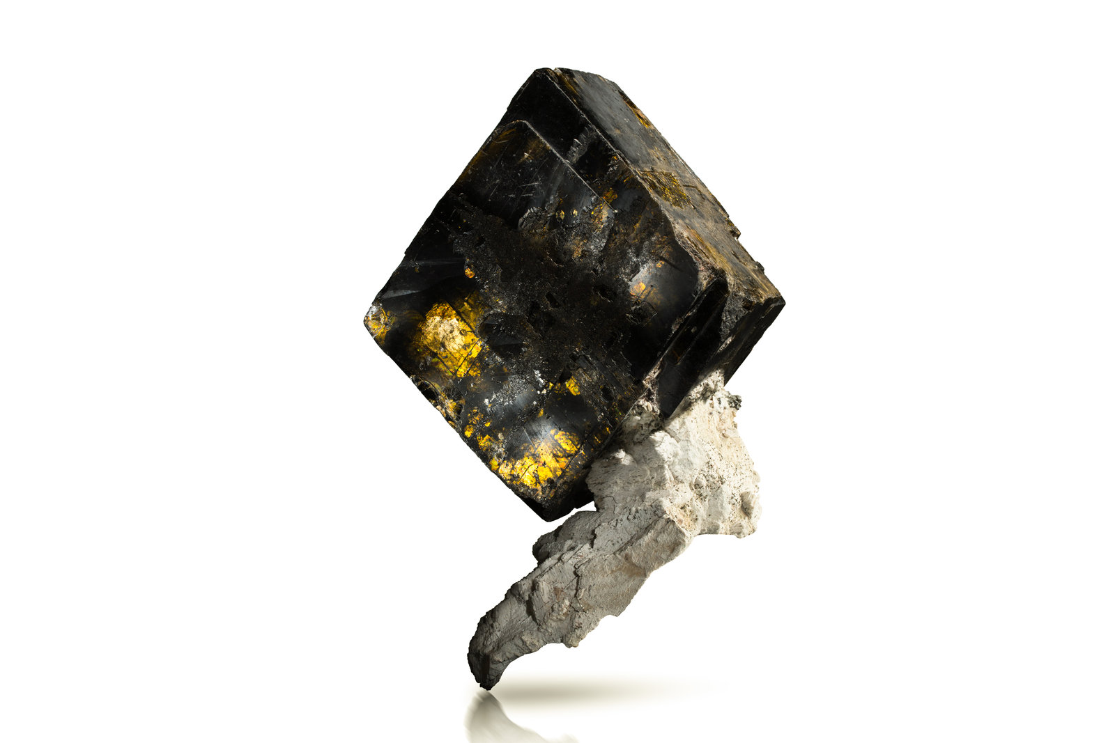 Siderita en Ortoclasa
32 x 30 x 41 cm / cristal principal: 32 cm
(Autor: Museo MIM)