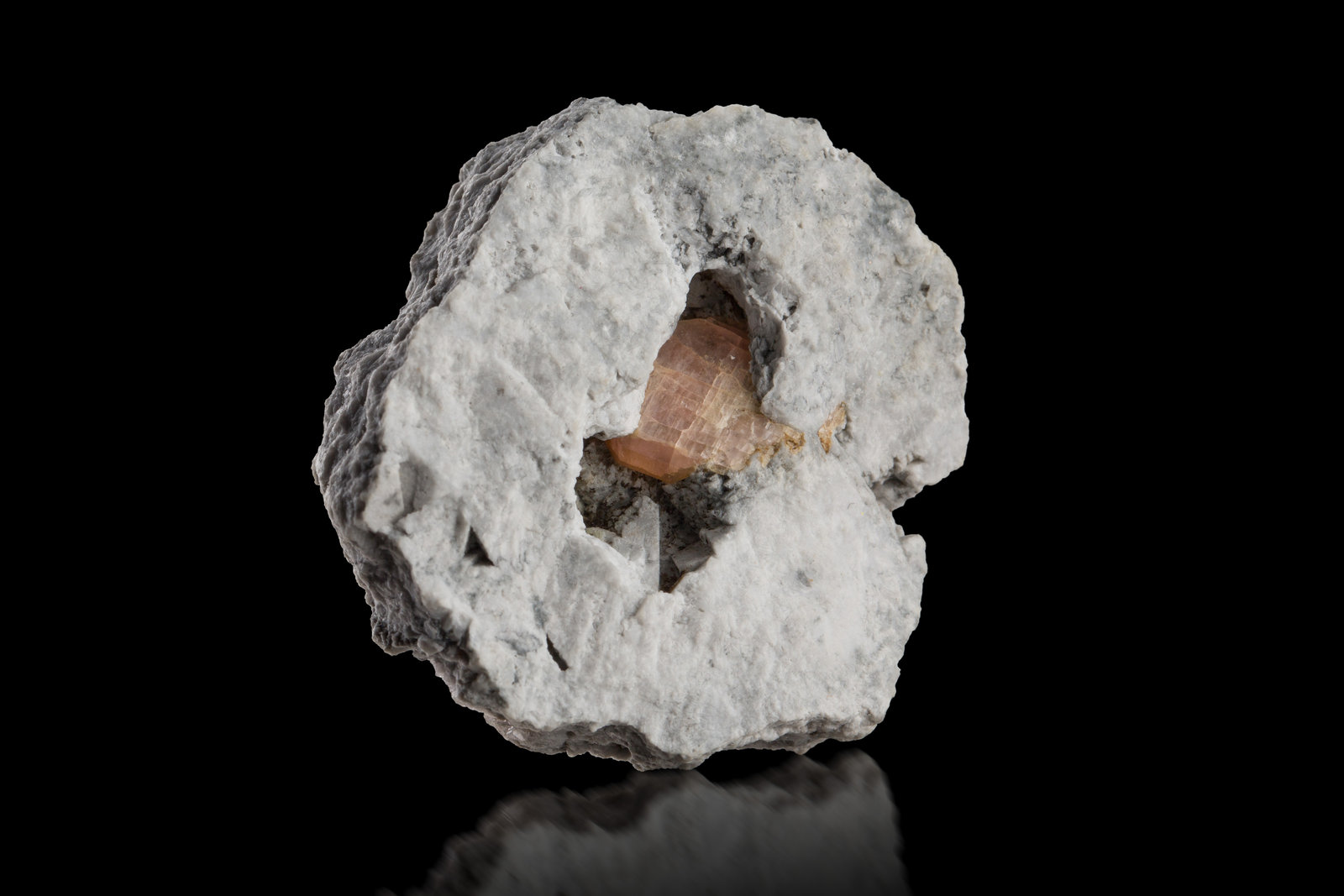 Sidorenkita en Albita
5 x 4.5 x 1.5 cm / Cristal principal: 1.2 cm.
(Autor: Museo MIM)