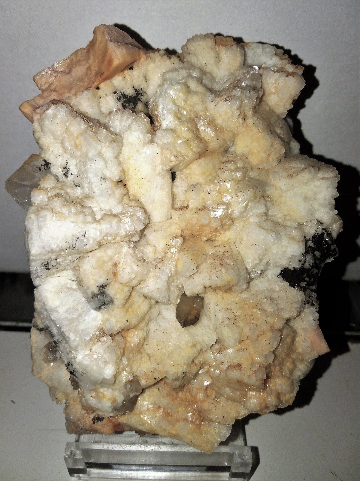 Albita, Microclina, Cuarzo (variedad ahumado)
8,5x6,5 cm.
(Autor: Adri Rodríguez)