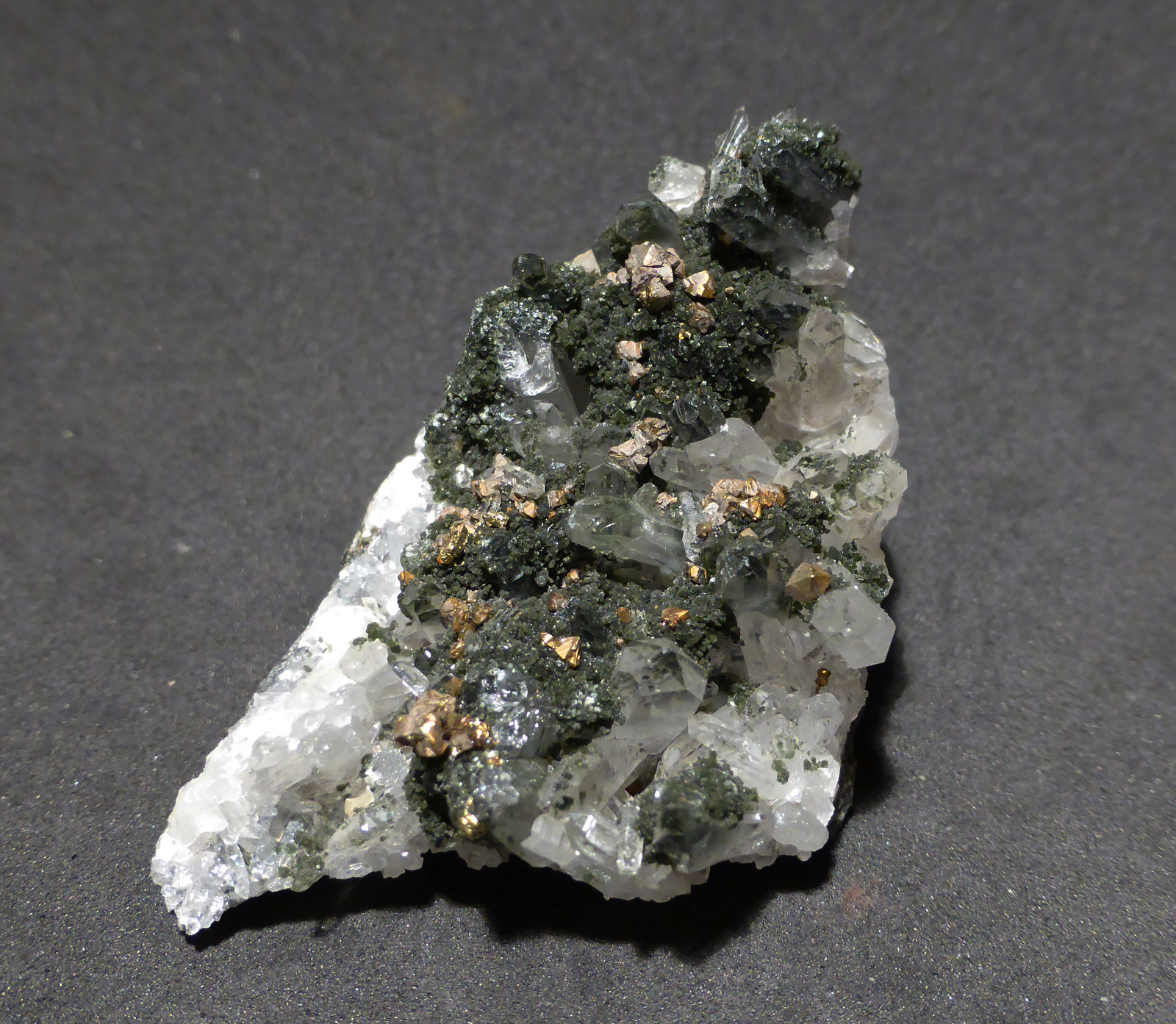 Cuarzo, pirita y clorita
6x3 cm
(Autor: Ander Ispizua Juan)