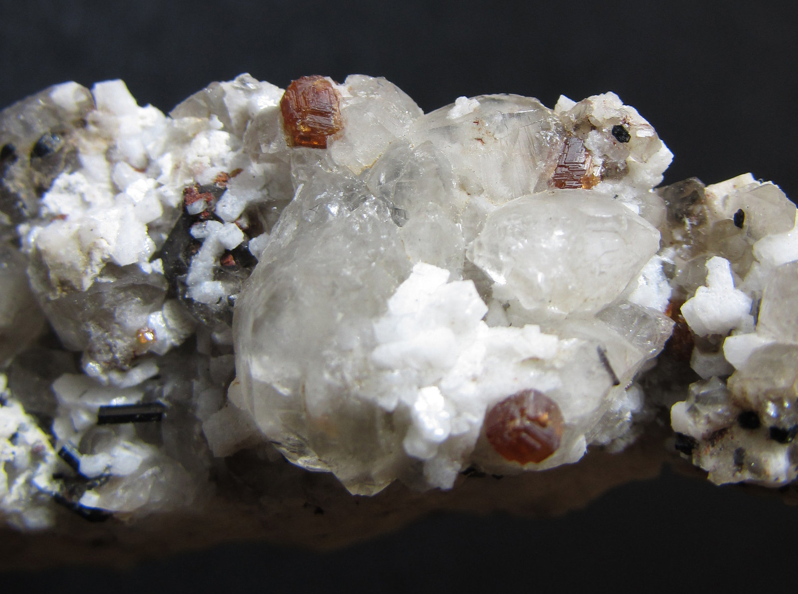 Spessartina (Espesartina), Microclina, Chorlo y Cuarzo (variedad hialino)
4 cm. ancho de campo
(Autor: prcantos)