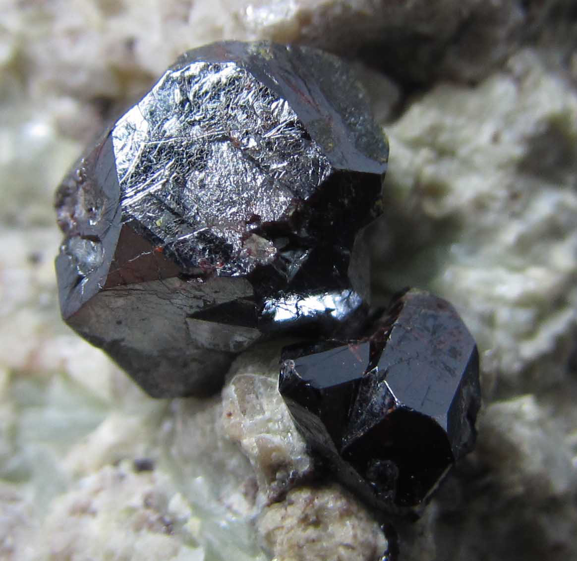 Rutilo
8 mm. de longitud el cristal superior
(Autor: prcantos)
