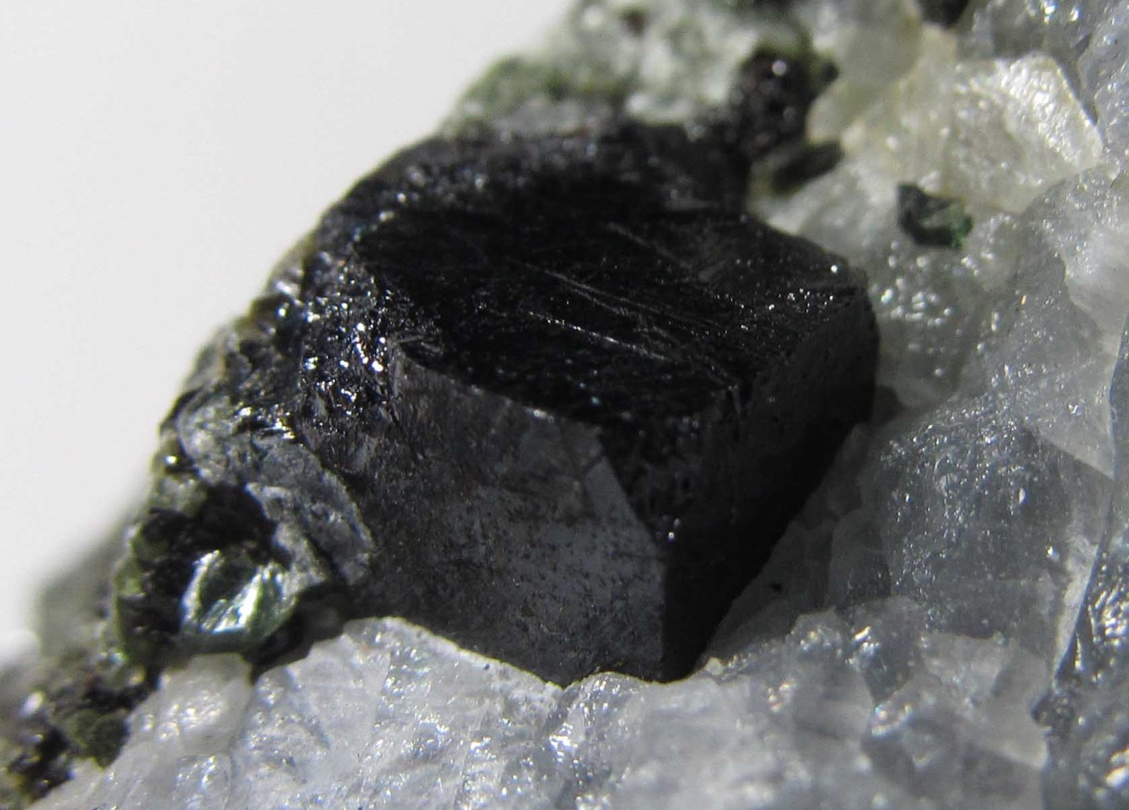 Perovskita
7 mm. arista del cristal
(Autor: prcantos)