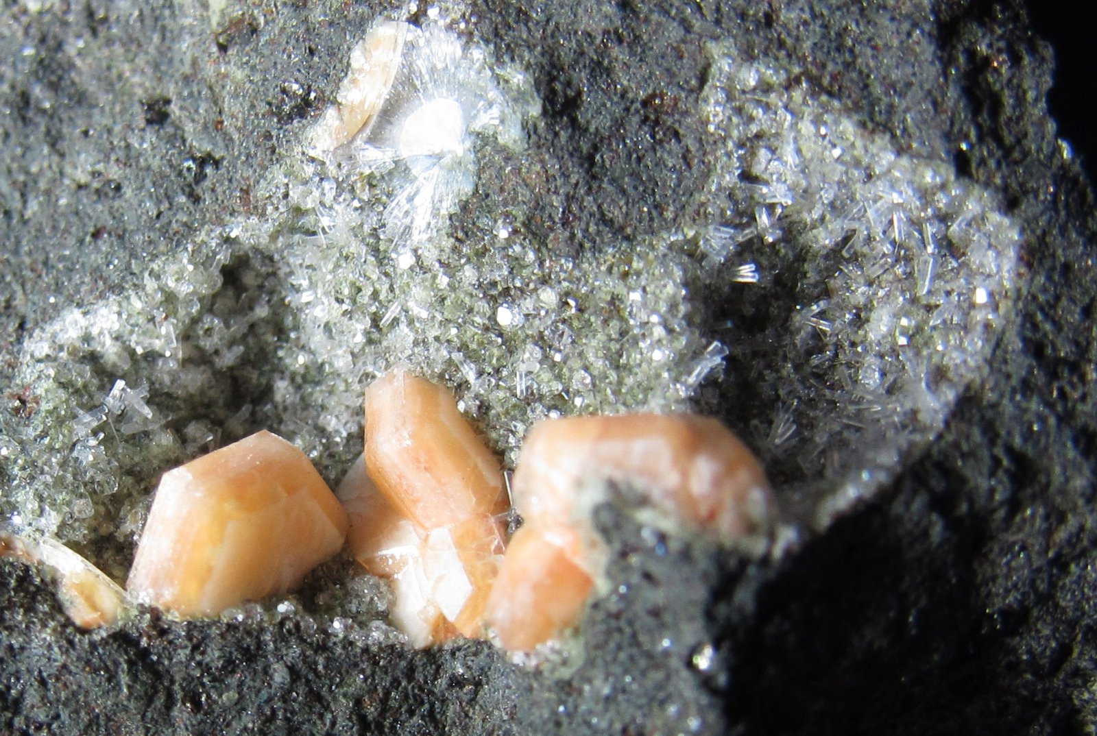 Gmelinita y Natrolita
3 cm. ancho de campo
(Autor: prcantos)