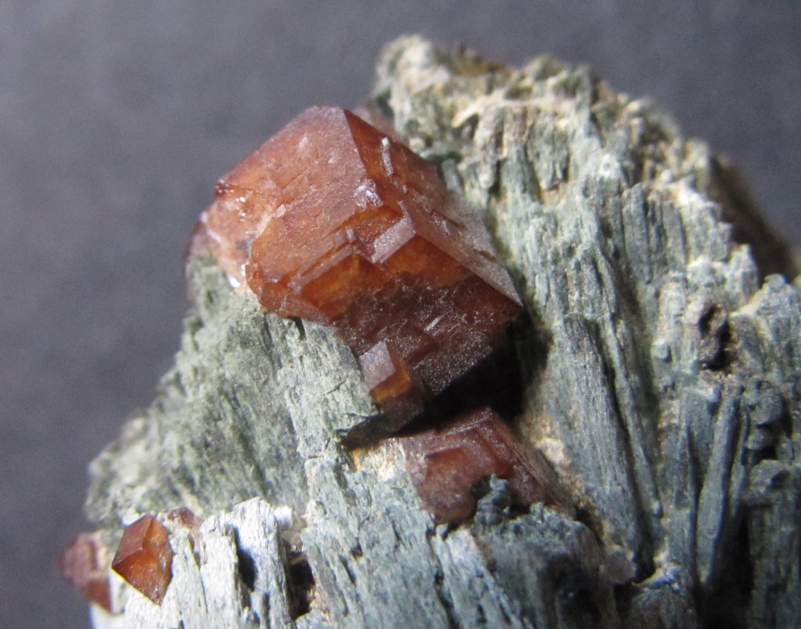 Andradita (Grupo Granate) y Hedenbergita
Cristal de 1 x 1 cm.
(Autor: prcantos)