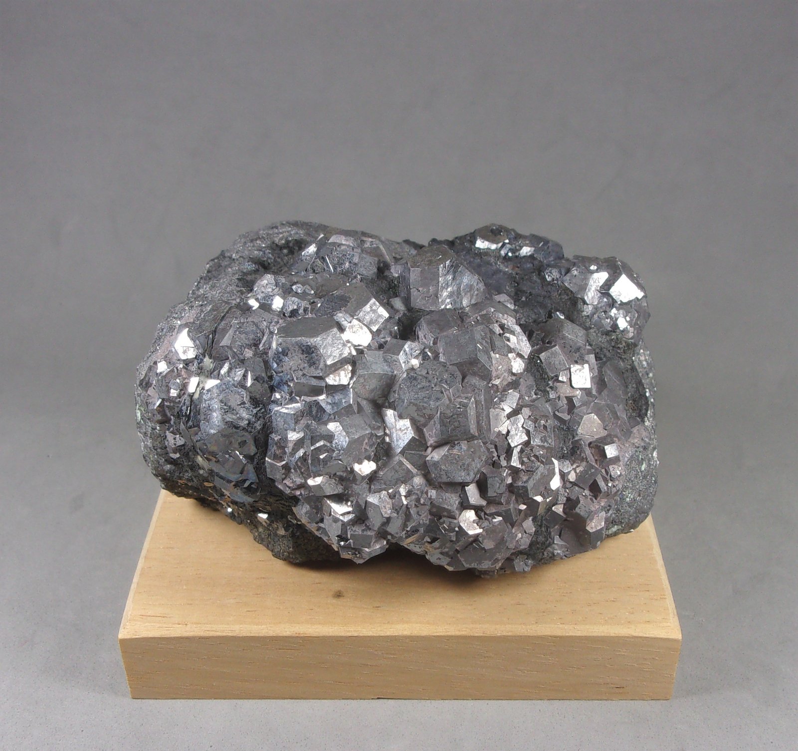 Skutterudita
8,2 × 6,5 × 4,7 cm.
(Autor: J. G. Alcolea)