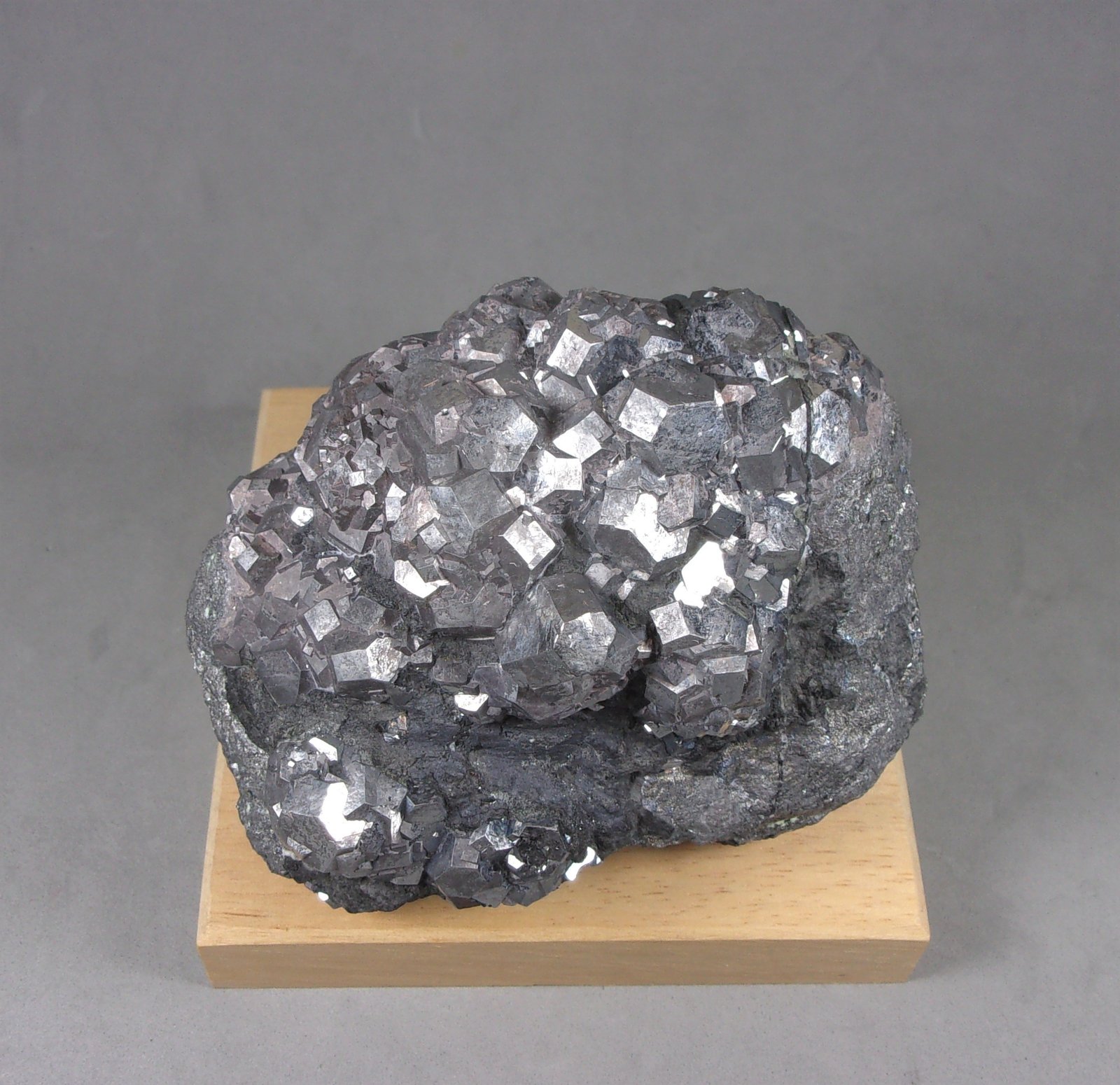 Skutterudita
8,2 × 6,5 × 4,7 cm.
(Autor: J. G. Alcolea)