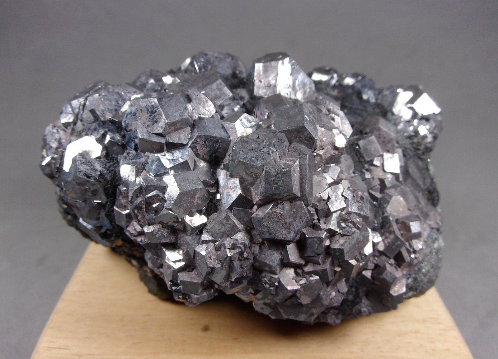 Skutterudita
8,2 × 6,5 × 4,7 cm.
(Autor: J. G. Alcolea)