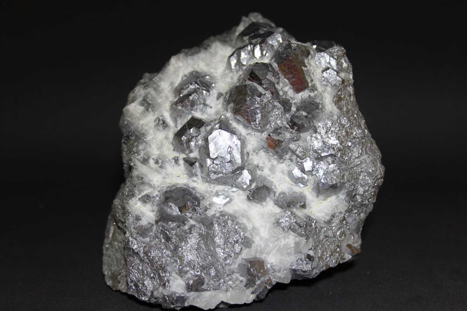 Skuterudita
130 x 110 mm
(Autor: Joaquin Blanco Cortina)