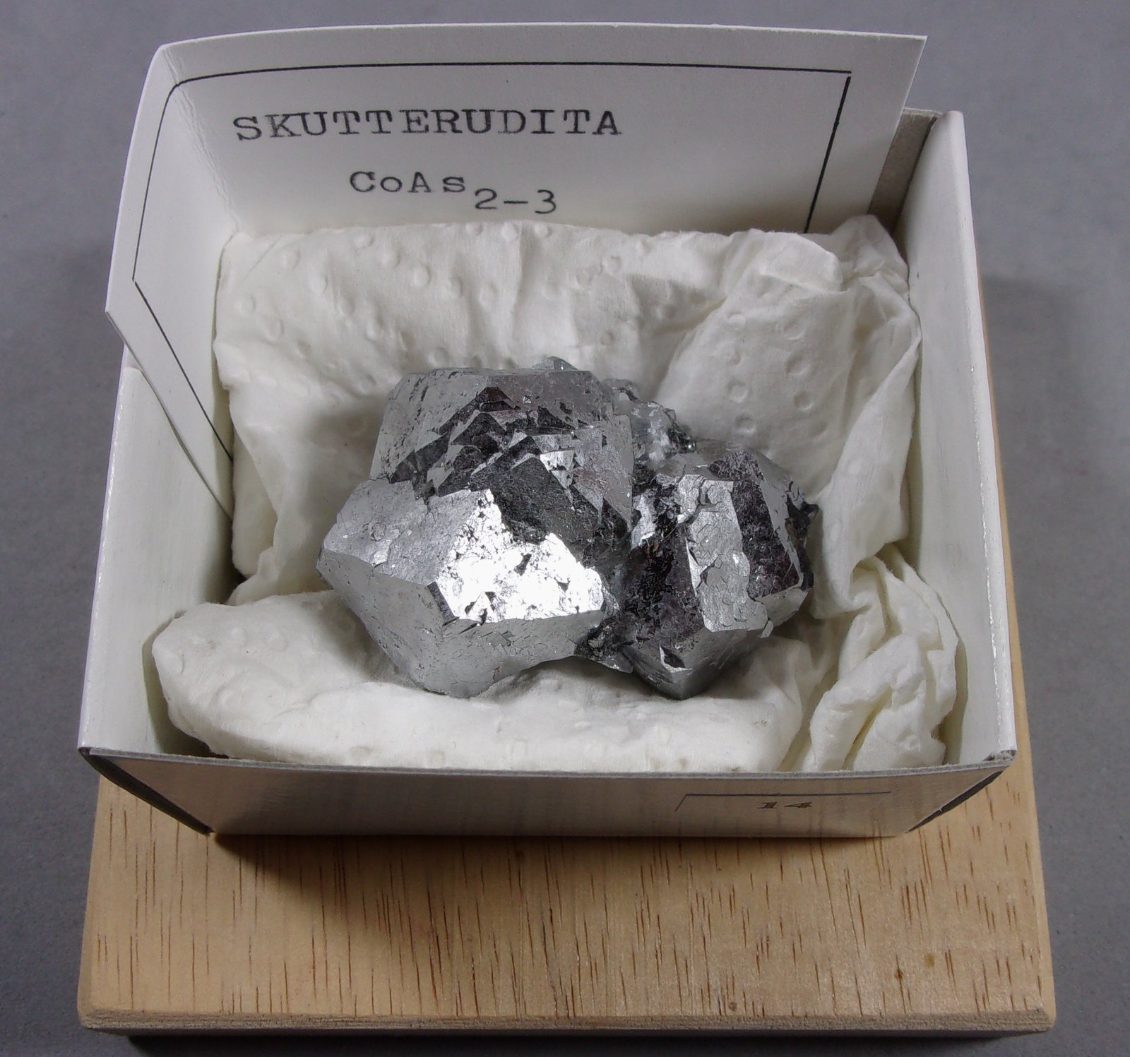Skutterudita
4,3 x 3 x 2,5 cm.
(Autor: J. G. Alcolea)