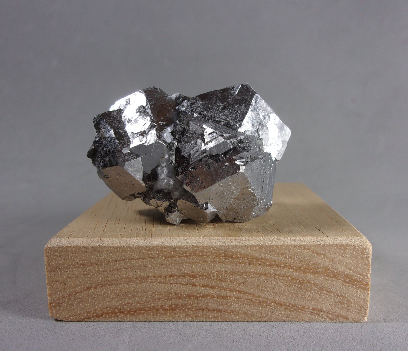 Skutterudita
4,3 x 3 x 2,5 cm.
(Autor: J. G. Alcolea)