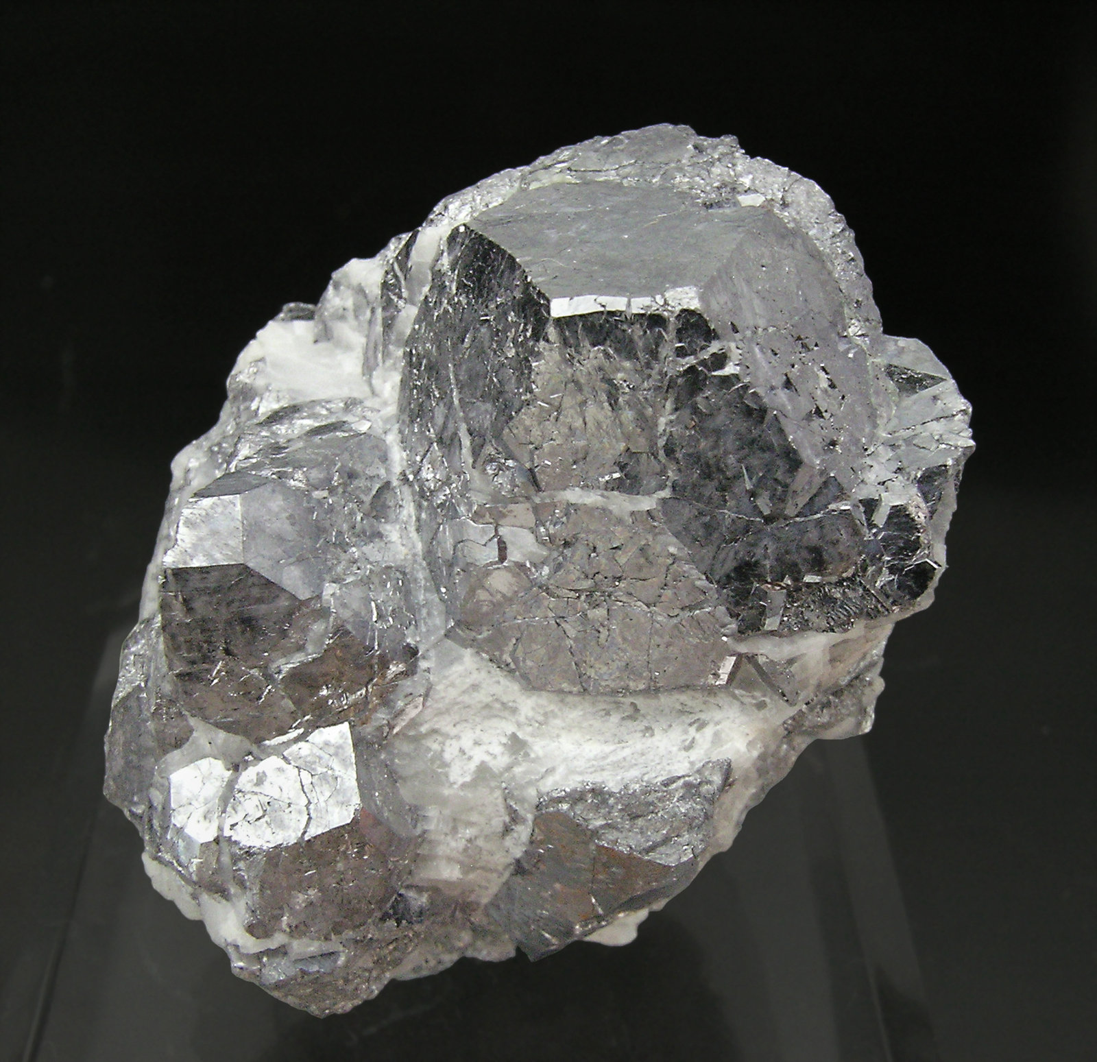 Skutterudita
4.2 × 4 × 2.8 cm.
(Autor: Antonio P. López)