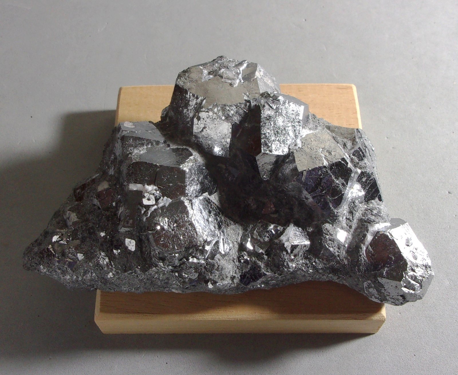 Skutterudita
11,6 x 7,2 x 38 cm. 658 g.
(Autor: J. G. Alcolea)