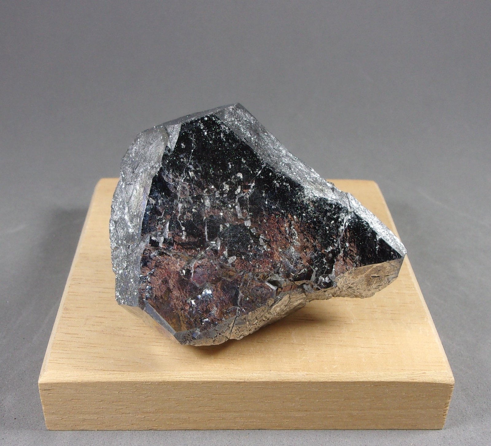 Skutterudita
6,4 x 5,4 x 2,5 cm.  236 g.
(Autor: J. G. Alcolea)