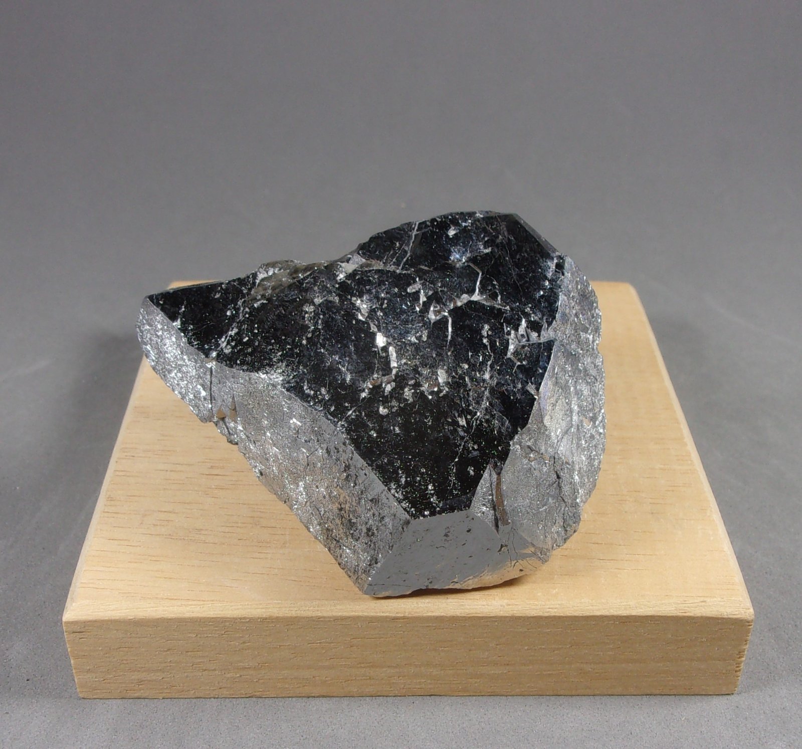 Skutterudita
6,4 x 5,4 x 2,5 cm.  236 g.
(Autor: J. G. Alcolea)
